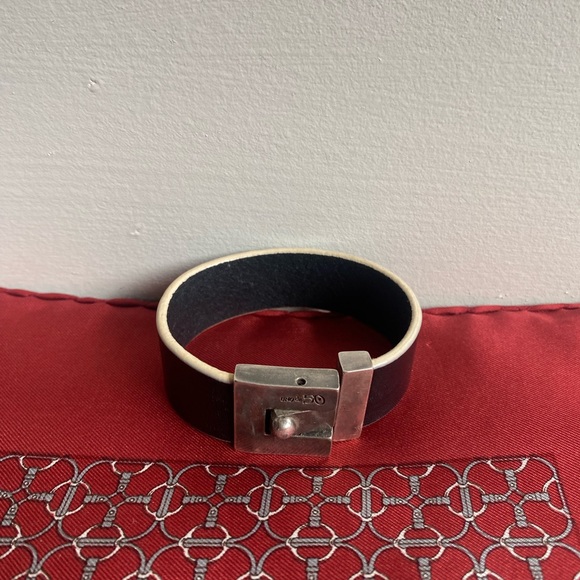 Uno de 50 Vintage Black Leather Bracelet with Silver Clasp. - Picture 7 of 7
